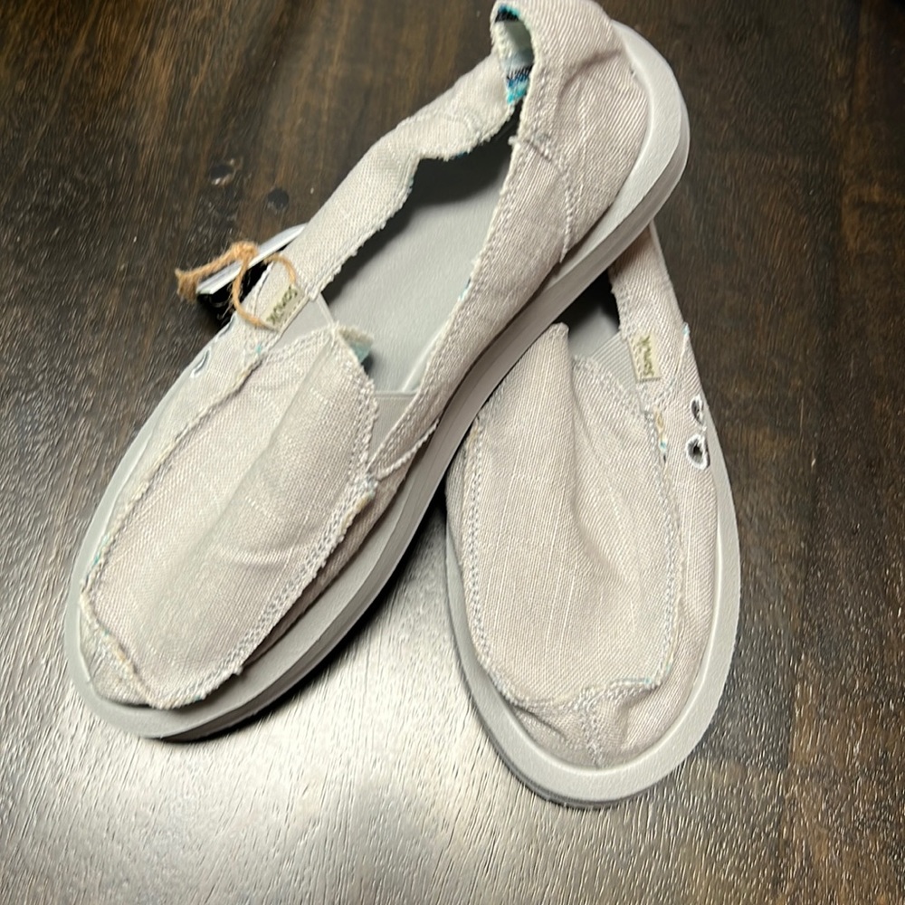 Brand new never worn Sanuk sidewalk surfers
